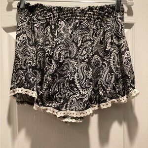 High-Waist Paisley Print Women’s Shorts with Lace Trim - Black/White